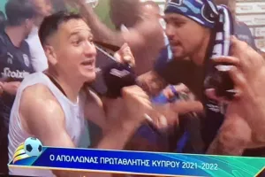 ΕΠΙΚΟΣ Ίσρα Κολ/ Πήρε το μικρόφωνο και τραγούδησε Φουρέιρα και... καραμέλα! (Φώτος/Βίντεο)