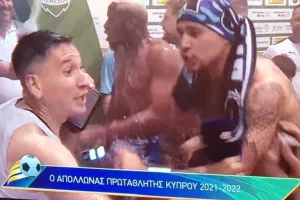 ΕΠΙΚΟΣ Ίσρα Κολ/ Πήρε το μικρόφωνο και τραγούδησε Φουρέιρα και... καραμέλα! (Φώτος/Βίντεο)