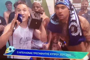 ΕΠΙΚΟΣ Ίσρα Κολ/ Πήρε το μικρόφωνο και τραγούδησε Φουρέιρα και... καραμέλα! (Φώτος/Βίντεο)