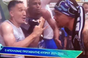 ΕΠΙΚΟΣ Ίσρα Κολ/ Πήρε το μικρόφωνο και τραγούδησε Φουρέιρα και... καραμέλα! (Φώτος/Βίντεο)