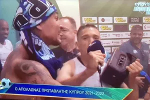 ΕΠΙΚΟΣ Ίσρα Κολ/ Πήρε το μικρόφωνο και τραγούδησε Φουρέιρα και... καραμέλα! (Φώτος/Βίντεο)