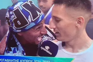 ΕΠΙΚΟΣ Ίσρα Κολ/ Πήρε το μικρόφωνο και τραγούδησε Φουρέιρα και... καραμέλα! (Φώτος/Βίντεο)