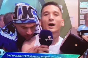 ΕΠΙΚΟΣ Ίσρα Κολ/ Πήρε το μικρόφωνο και τραγούδησε Φουρέιρα και... καραμέλα! (Φώτος/Βίντεο)