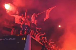 ΘΥΡΑ 1/"Εν να το κάνουμε άλλοσπως - ΚΑΝΕΝΑΣ ΜΕΣ ΣΤΟ ΓΗΠΕΔΟ!"