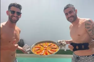 Πισίνα και... παέγια!