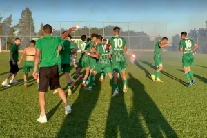 (ΒΙΝΤΕΟ/ΦΩΤΟΣ) Πανηγύρια με φωτοβολίδες οι πρωταθλητές Κ19 