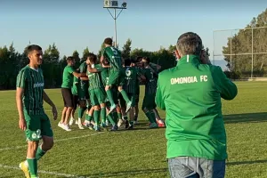 (ΒΙΝΤΕΟ/ΦΩΤΟΣ) Πανηγύρια με φωτοβολίδες οι πρωταθλητές Κ19 
