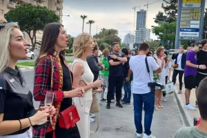 Μαζεύτηκε ο κόσμος στα εγκαίνια της ''πράσινης'' μπουτίκ (Φώτος)