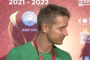 Χούμποτσαν / ''Τόσα κύπελλα όσα γράφει και ο αριθμός στη φανέλα μου''