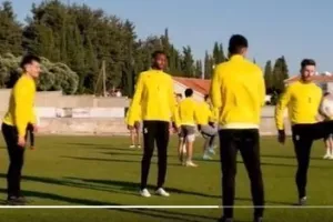 "Δύο λέξεις,  μια ομάδα"