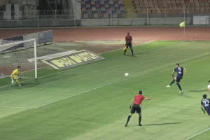Έγινε στο ΜΑΚ/Πέναλτι, δοκάρι, επανάληψη και απόκρουση!