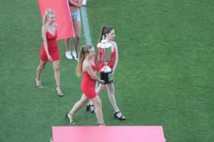 Στα κόκκινα... τα κορίτσια της Coca Cola με το τρόπαιο του κυπέλλου! (φώτος)