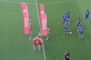 Στα κόκκινα... τα κορίτσια της Coca Cola με το τρόπαιο του κυπέλλου! (φώτος)
