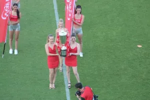 Στα κόκκινα... τα κορίτσια της Coca Cola με το τρόπαιο του κυπέλλου! (φώτος)