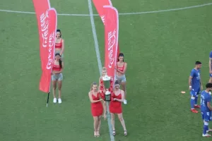 Στα κόκκινα... τα κορίτσια της Coca Cola με το τρόπαιο του κυπέλλου! (φώτος)