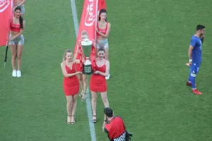 Στα κόκκινα... τα κορίτσια της Coca Cola με το τρόπαιο του κυπέλλου! (φώτος)