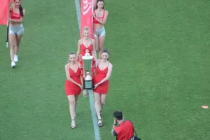 Στα κόκκινα... τα κορίτσια της Coca Cola με το τρόπαιο του κυπέλλου! (φώτος)