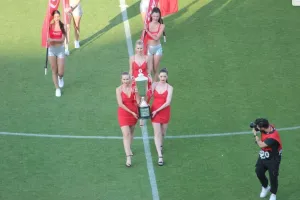 Στα κόκκινα... τα κορίτσια της Coca Cola με το τρόπαιο του κυπέλλου! (φώτος)