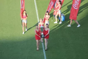 Στα κόκκινα... τα κορίτσια της Coca Cola με το τρόπαιο του κυπέλλου! (φώτος)