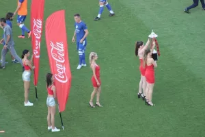 Στα κόκκινα... τα κορίτσια της Coca Cola με το τρόπαιο του κυπέλλου! (φώτος)