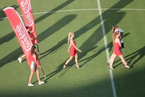 Στα κόκκινα... τα κορίτσια της Coca Cola με το τρόπαιο του κυπέλλου! (φώτος)