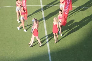 Στα κόκκινα... τα κορίτσια της Coca Cola με το τρόπαιο του κυπέλλου! (φώτος)