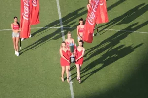Στα κόκκινα... τα κορίτσια της Coca Cola με το τρόπαιο του κυπέλλου! (φώτος)