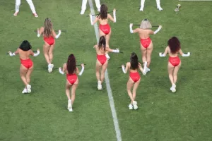 Show στο ημίχρονο από Minus One και εκρηκτικές χορεύτριες (φώτος)