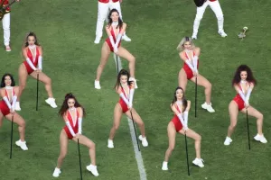 Show στο ημίχρονο από Minus One και εκρηκτικές χορεύτριες (φώτος)