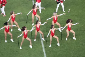 Show στο ημίχρονο από Minus One και εκρηκτικές χορεύτριες (φώτος)