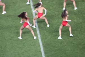 Show στο ημίχρονο από Minus One και εκρηκτικές χορεύτριες (φώτος)