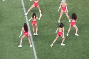 Show στο ημίχρονο από Minus One και εκρηκτικές χορεύτριες (φώτος)