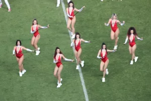 Show στο ημίχρονο από Minus One και εκρηκτικές χορεύτριες (φώτος)
