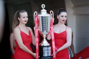 Στα κόκκινα... τα κορίτσια της Coca Cola με το τρόπαιο του κυπέλλου! (φώτος)