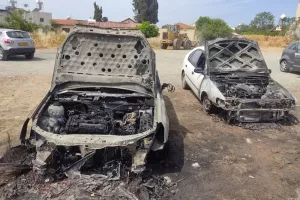 Κάηκαν δύο αυτοκίνητα κοντά στο ΠΑΝΣΥΦΙ Απόλλων (Φώτος)