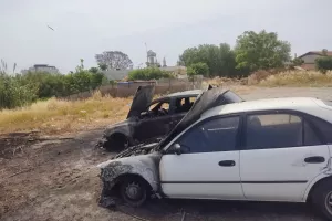 Κάηκαν δύο αυτοκίνητα κοντά στο ΠΑΝΣΥΦΙ Απόλλων (Φώτος)