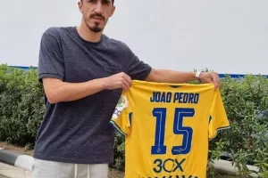 Έδωσε τη φανέλα για καλό σκοπό ο Ζοάο
