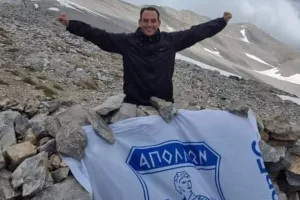 Τρέλα για το πρωτάθλημα - Η σημαία του Απόλλωνα στον Όλυμπο 