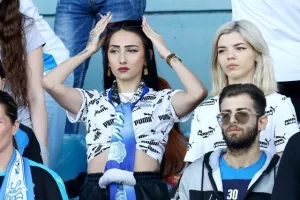 "Τράβηξαν" τον φακό τα κορίτσια