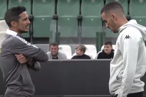 Το φιλικό τετ-α-τετ του Κουρμπέλη με τον Μπερτόγλιο