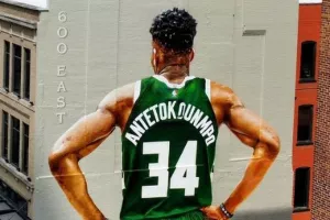 Τρεις όροφοι... Giannis!