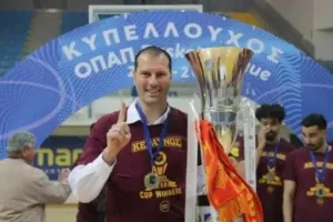 Όταν ο Κακιούζης το σήκωσε με την Πετρολίνα ΑΕΚ!