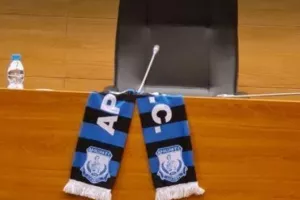 Στην Βουλή με κασκόλ Απόλλων! (φώτο)