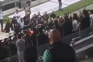 Έντονες αποδοκιμασίες στην Τούμπα, ο Λουτσέσκου έμεινε και μίλησε με τον κόσμο