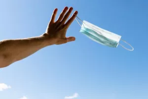Πάμε για κατάργηση της μάσκας και σε εσωτερικούς χώρους! 