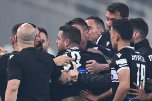 Έξαλλος ο Βιεϊρίνια με μέλος της αποστολής του Παναθηναϊκού