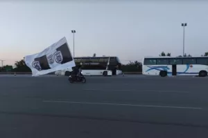 Πάει στην Αθήνα με μηχανάκι και μία τεράστια σημαία του ΠΑΟΚ να ανεμίζει (βίντεο)