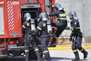 ΕΚΤΑΚΤΟ: Φωτιά στη Λευκωσία - Κινδυνεύουν σπίτια