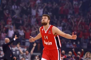 Ιωνικός-Ολυμπιακός: Εκτός δωδεκάδας ο Βεζένκοφ