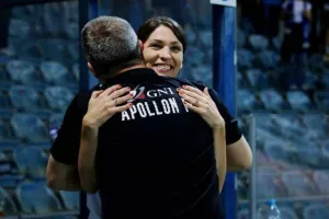 Τσόρνιγκερ/Φιλιά και αγκαλιές με τη γυναίκα του! (φώτος)